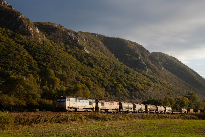 752 020 + 751 076 Brzotín
